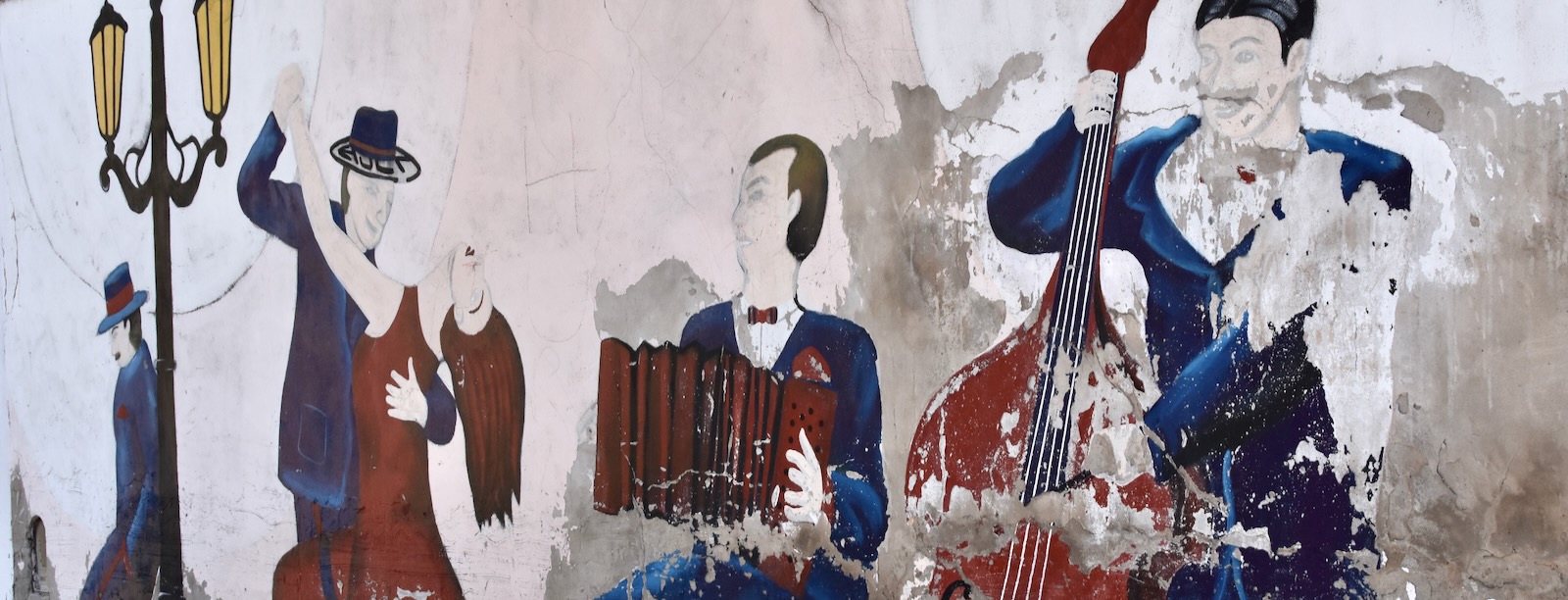 Street mural in Buenos Aires with tango motive